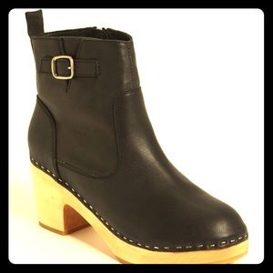 Black “Olaf” clog boots